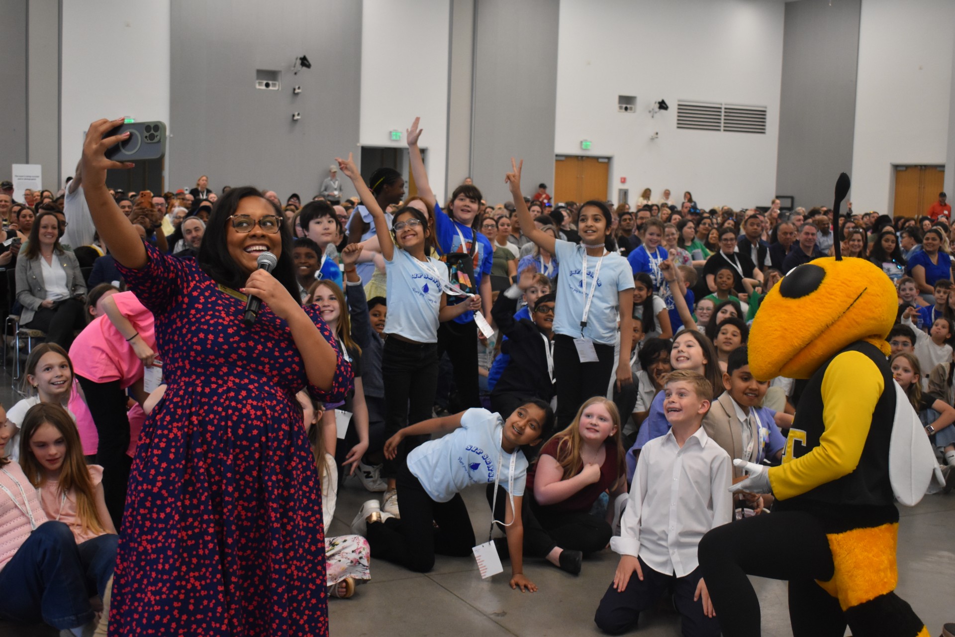 K-12 InVenture Prize Director Danyelle Larkin takes a selfie with students and Buzz at State Finals.